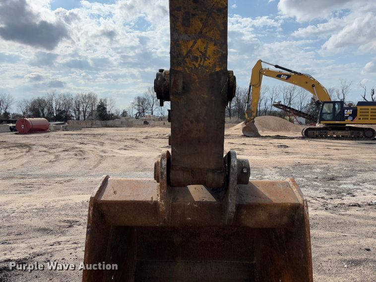 image for item FB3180 2016 Komatsu PC240LC-11 excavator