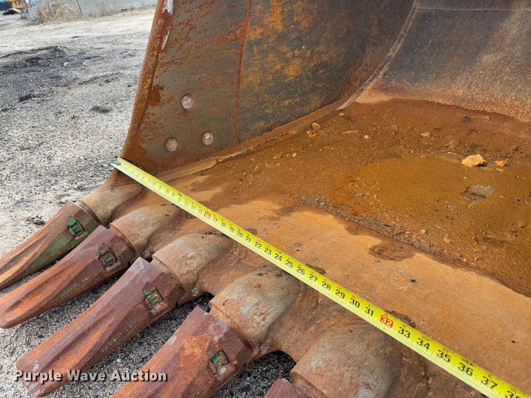 image for item FB3180 2016 Komatsu PC240LC-11 excavator