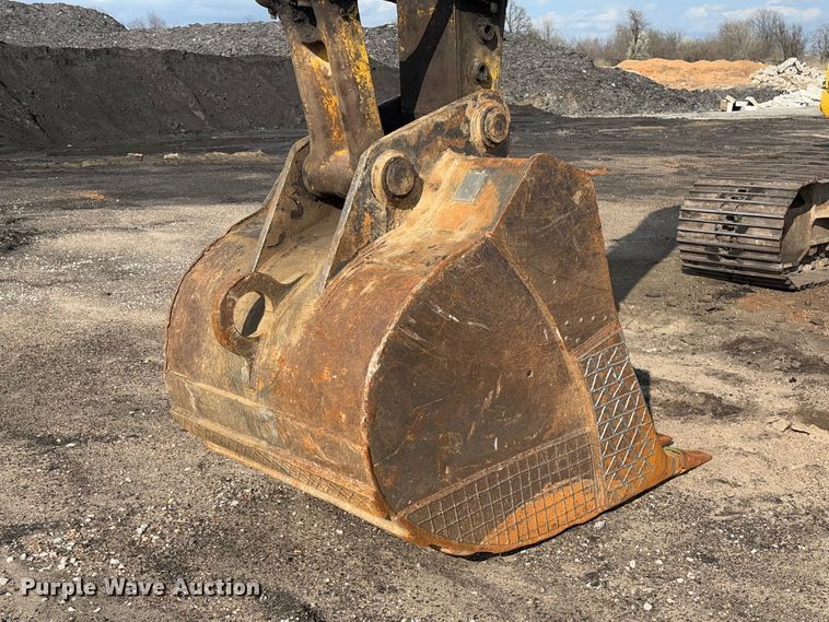 image for item FB3180 2016 Komatsu PC240LC-11 excavator