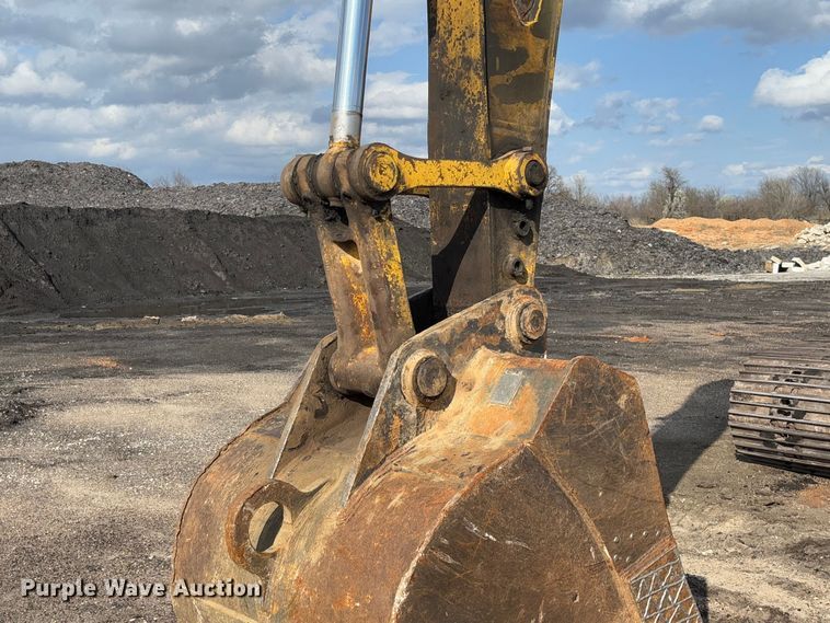 image for item FB3180 2016 Komatsu PC240LC-11 excavator