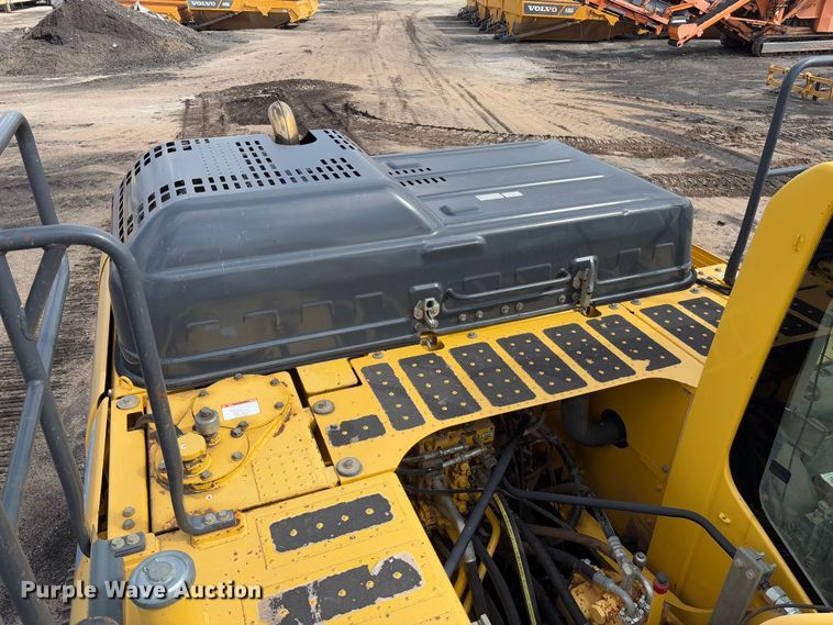 image for item FB3180 2016 Komatsu PC240LC-11 excavator