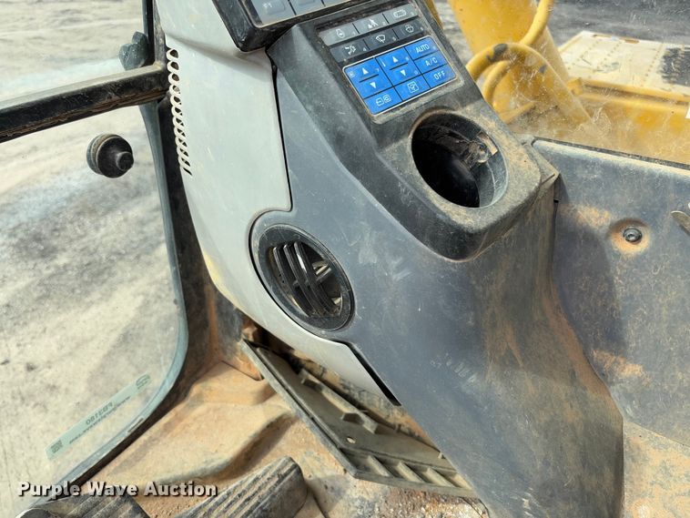 image for item FB3180 2016 Komatsu PC240LC-11 excavator
