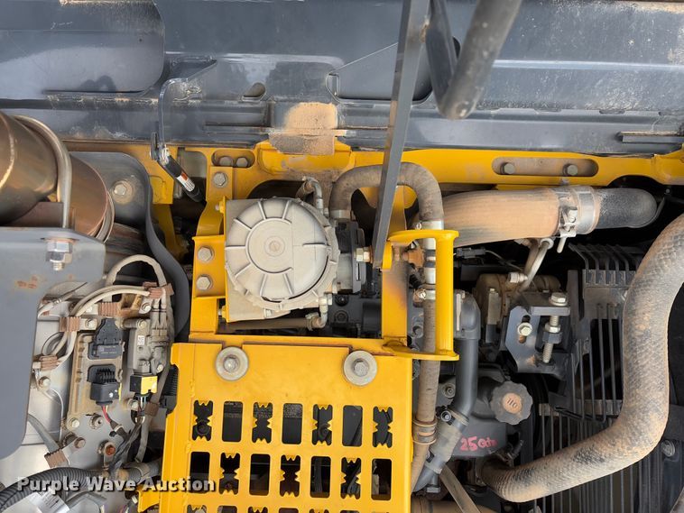 image for item FB3180 2016 Komatsu PC240LC-11 excavator