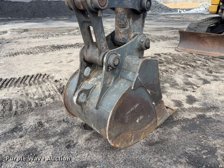 image for item FB3181 2020 John Deere 85G mini excavator