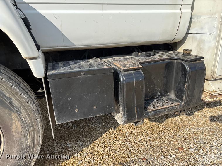 image for item FB3189 2002 Chevrolet C7 bucket truck