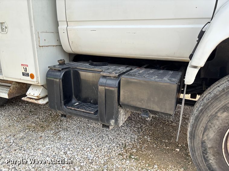 image for item FB3189 2002 Chevrolet C7 bucket truck