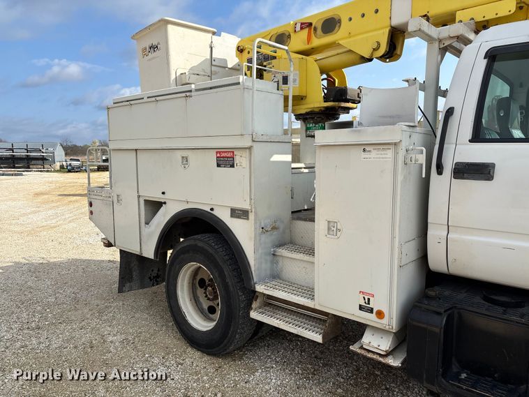 image for item FB3189 2002 Chevrolet C7 bucket truck