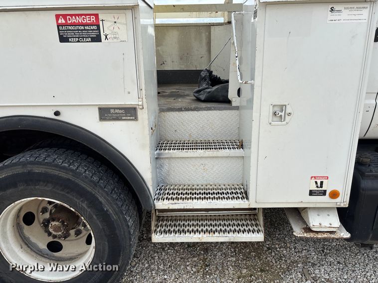 image for item FB3189 2002 Chevrolet C7 bucket truck