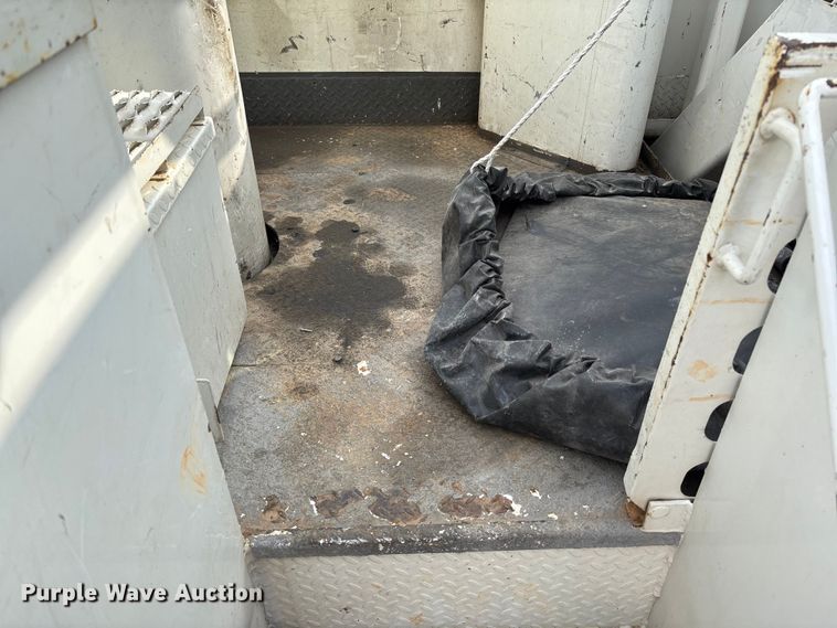 image for item FB3189 2002 Chevrolet C7 bucket truck