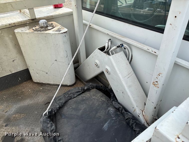 image for item FB3189 2002 Chevrolet C7 bucket truck