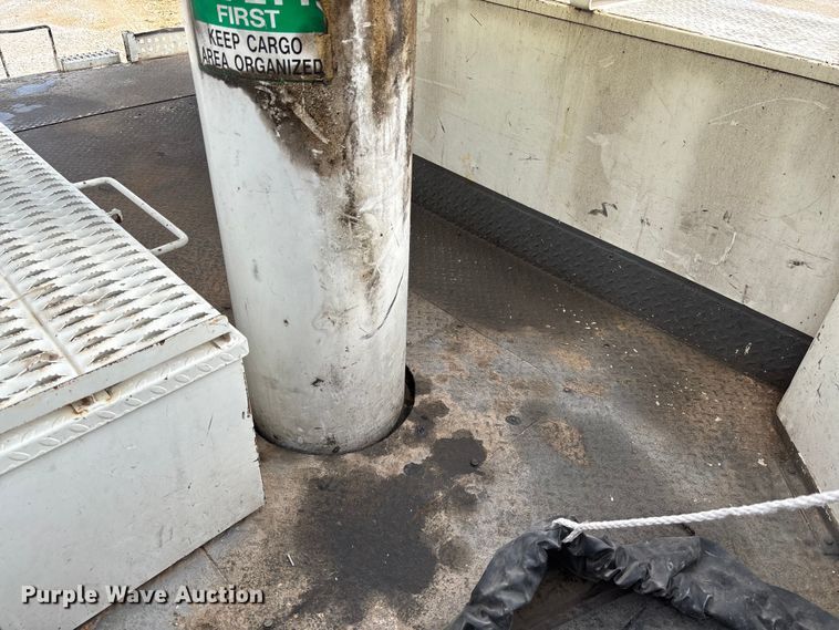 image for item FB3189 2002 Chevrolet C7 bucket truck