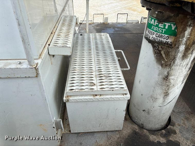 image for item FB3189 2002 Chevrolet C7 bucket truck