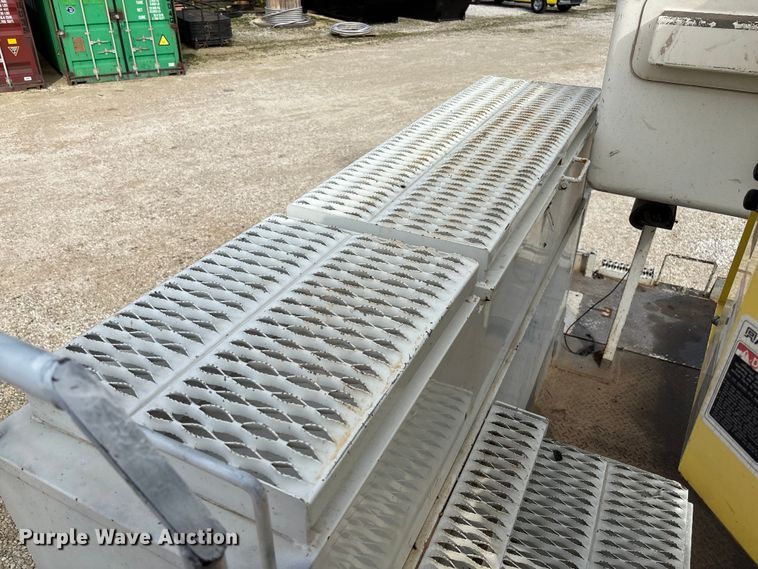 image for item FB3189 2002 Chevrolet C7 bucket truck