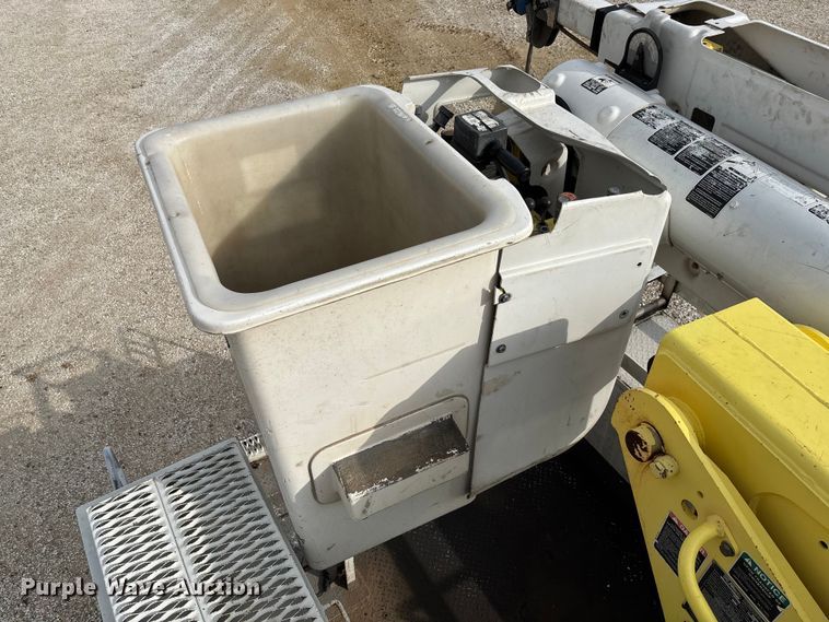 image for item FB3189 2002 Chevrolet C7 bucket truck