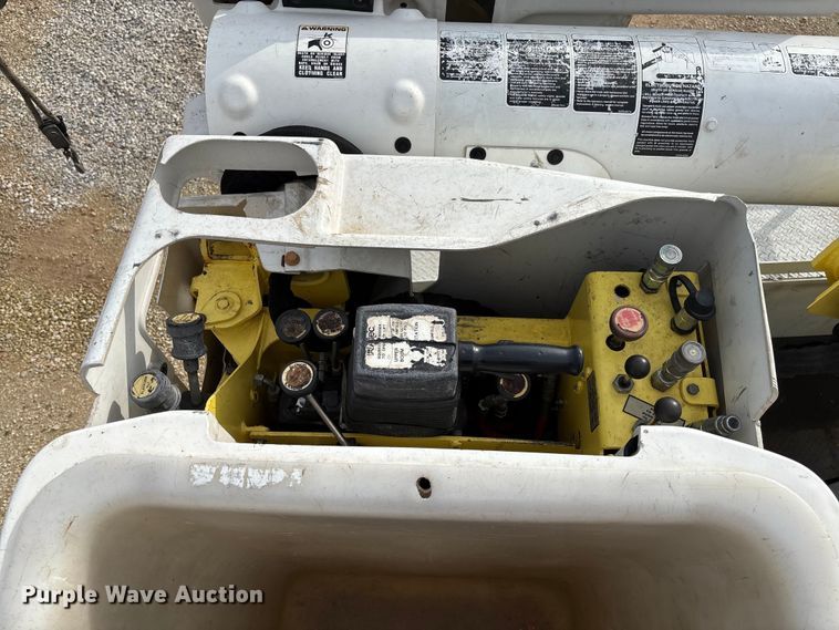 image for item FB3189 2002 Chevrolet C7 bucket truck