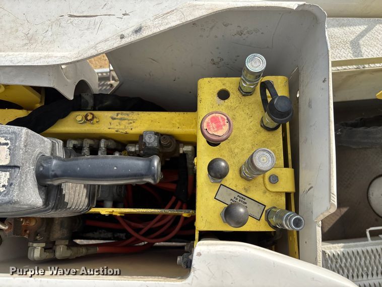 image for item FB3189 2002 Chevrolet C7 bucket truck