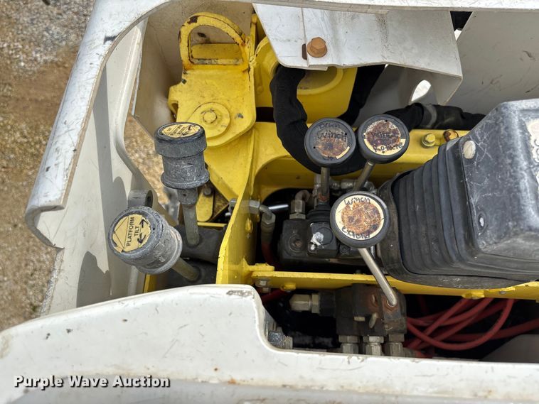 image for item FB3189 2002 Chevrolet C7 bucket truck