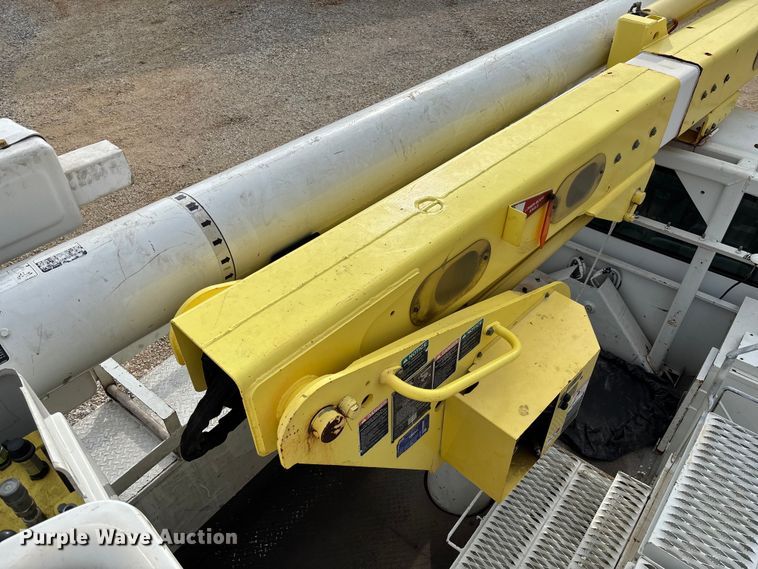 image for item FB3189 2002 Chevrolet C7 bucket truck