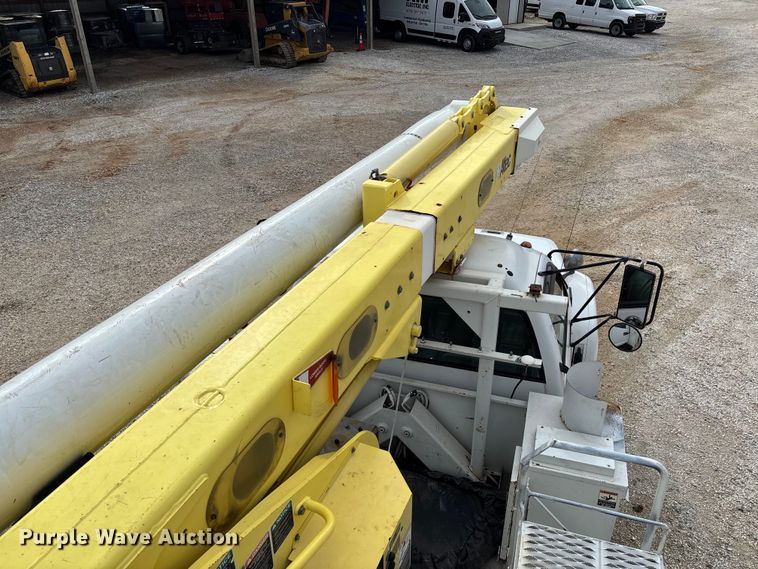 image for item FB3189 2002 Chevrolet C7 bucket truck