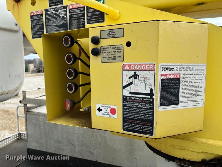 image for item FB3189 2002 Chevrolet C7 bucket truck