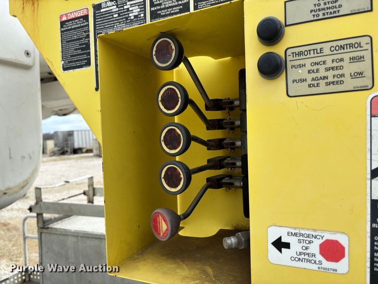 image for item FB3189 2002 Chevrolet C7 bucket truck