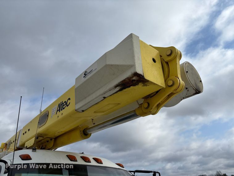 image for item FB3189 2002 Chevrolet C7 bucket truck