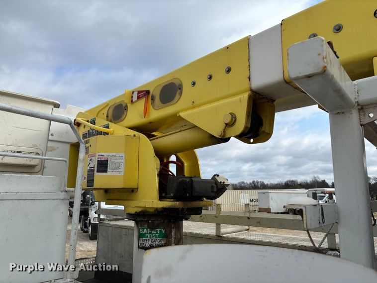 image for item FB3189 2002 Chevrolet C7 bucket truck