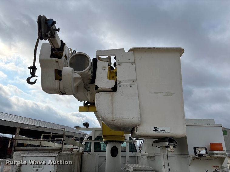 image for item FB3189 2002 Chevrolet C7 bucket truck