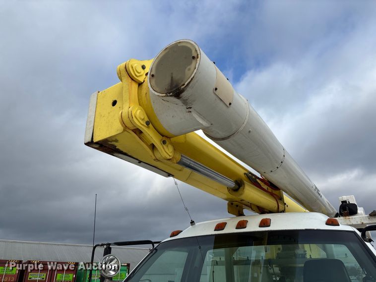 image for item FB3189 2002 Chevrolet C7 bucket truck