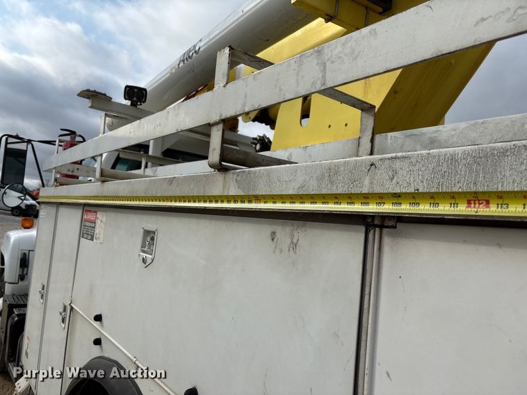 image for item FB3189 2002 Chevrolet C7 bucket truck