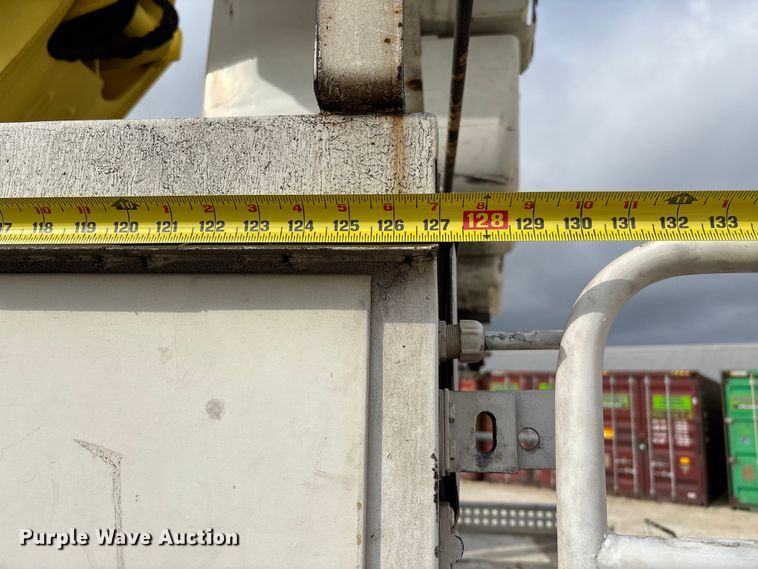 image for item FB3189 2002 Chevrolet C7 bucket truck