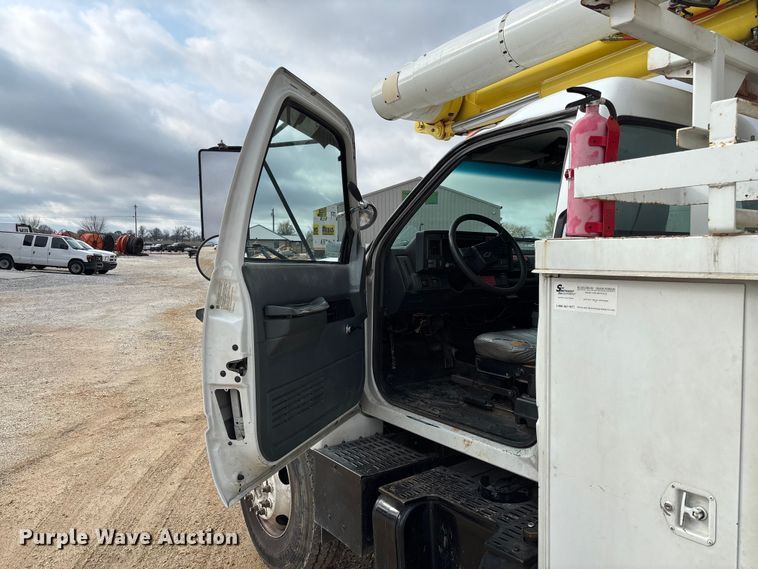 image for item FB3189 2002 Chevrolet C7 bucket truck