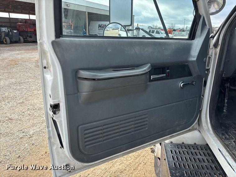 image for item FB3189 2002 Chevrolet C7 bucket truck