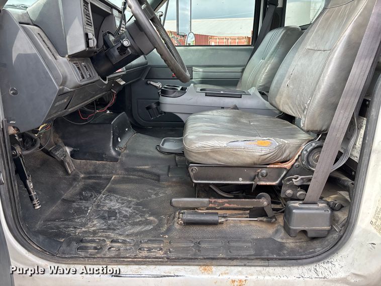 image for item FB3189 2002 Chevrolet C7 bucket truck