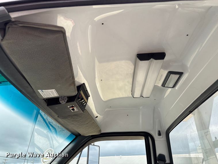 image for item FB3189 2002 Chevrolet C7 bucket truck