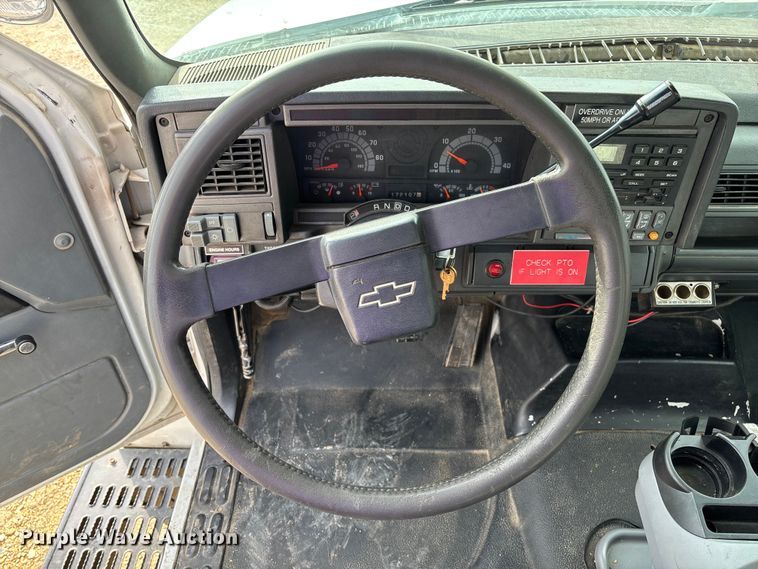 image for item FB3189 2002 Chevrolet C7 bucket truck