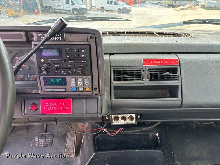 image for item FB3189 2002 Chevrolet C7 bucket truck