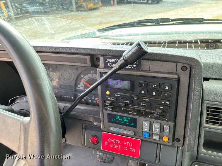 image for item FB3189 2002 Chevrolet C7 bucket truck