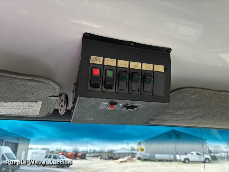 image for item FB3189 2002 Chevrolet C7 bucket truck