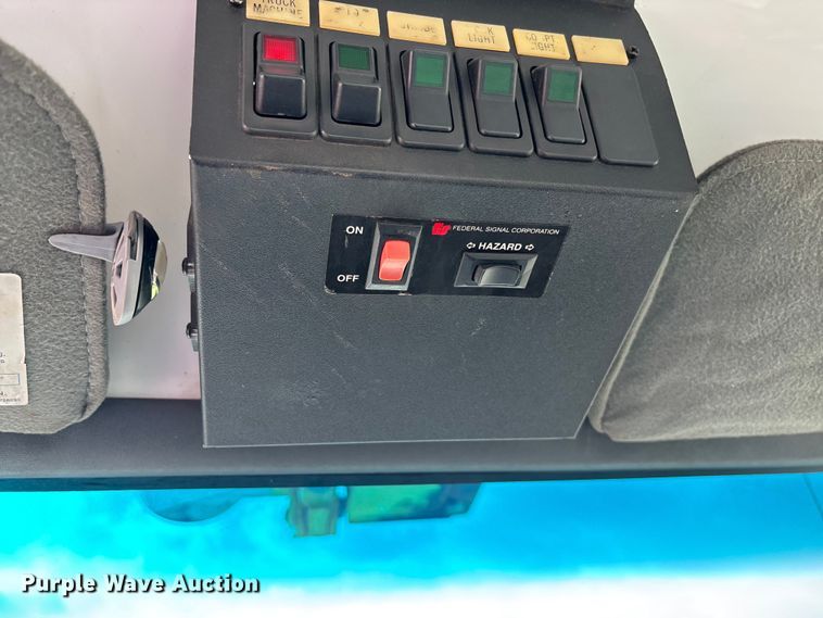 image for item FB3189 2002 Chevrolet C7 bucket truck