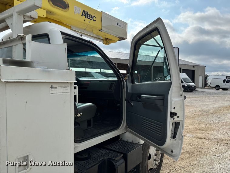 image for item FB3189 2002 Chevrolet C7 bucket truck