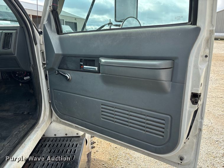 image for item FB3189 2002 Chevrolet C7 bucket truck