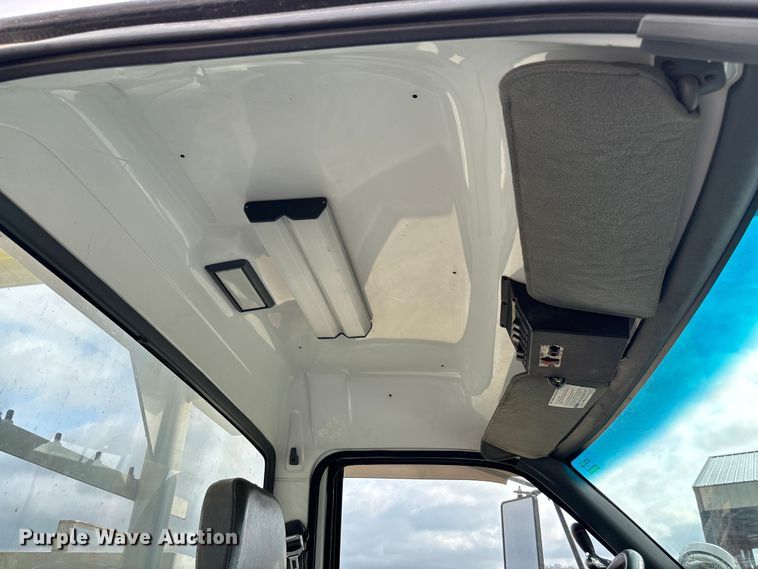 image for item FB3189 2002 Chevrolet C7 bucket truck