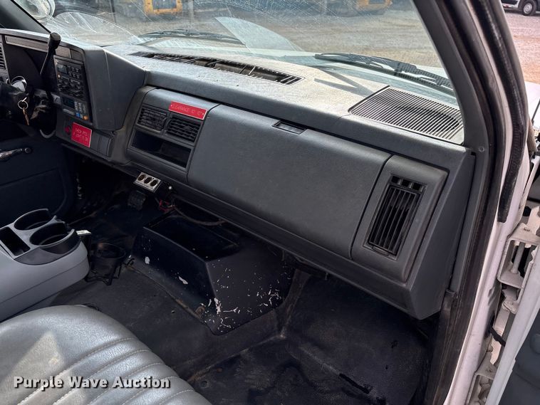 image for item FB3189 2002 Chevrolet C7 bucket truck