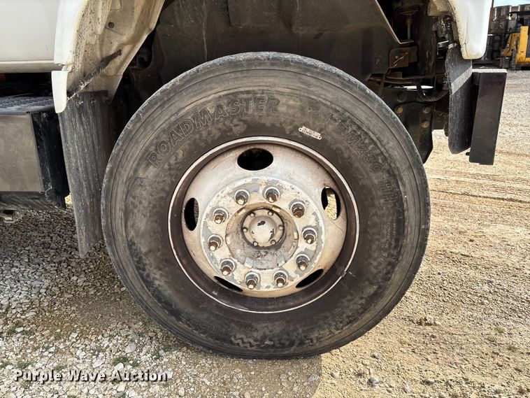 image for item FB3189 2002 Chevrolet C7 bucket truck