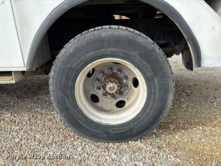 image for item FB3189 2002 Chevrolet C7 bucket truck