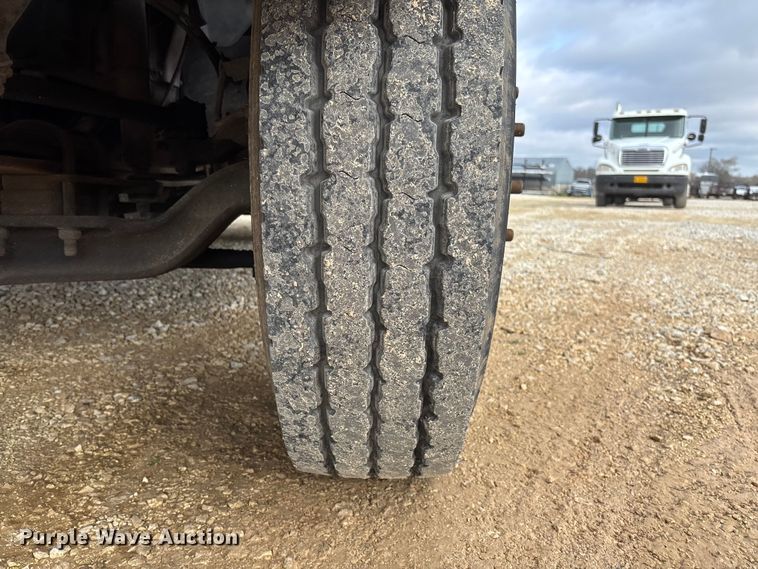 image for item FB3189 2002 Chevrolet C7 bucket truck