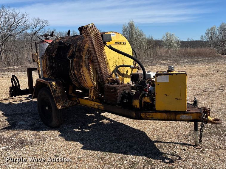 image for item FB3225 2001 Diamond Bilt oil distributor trailer