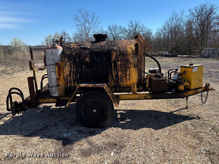 image for item FB3225 2001 Diamond Bilt oil distributor trailer