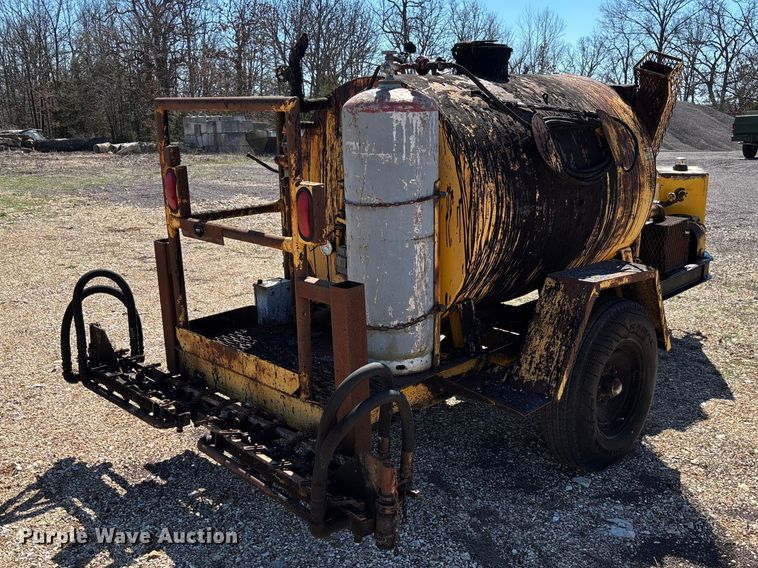 image for item FB3225 2001 Diamond Bilt oil distributor trailer